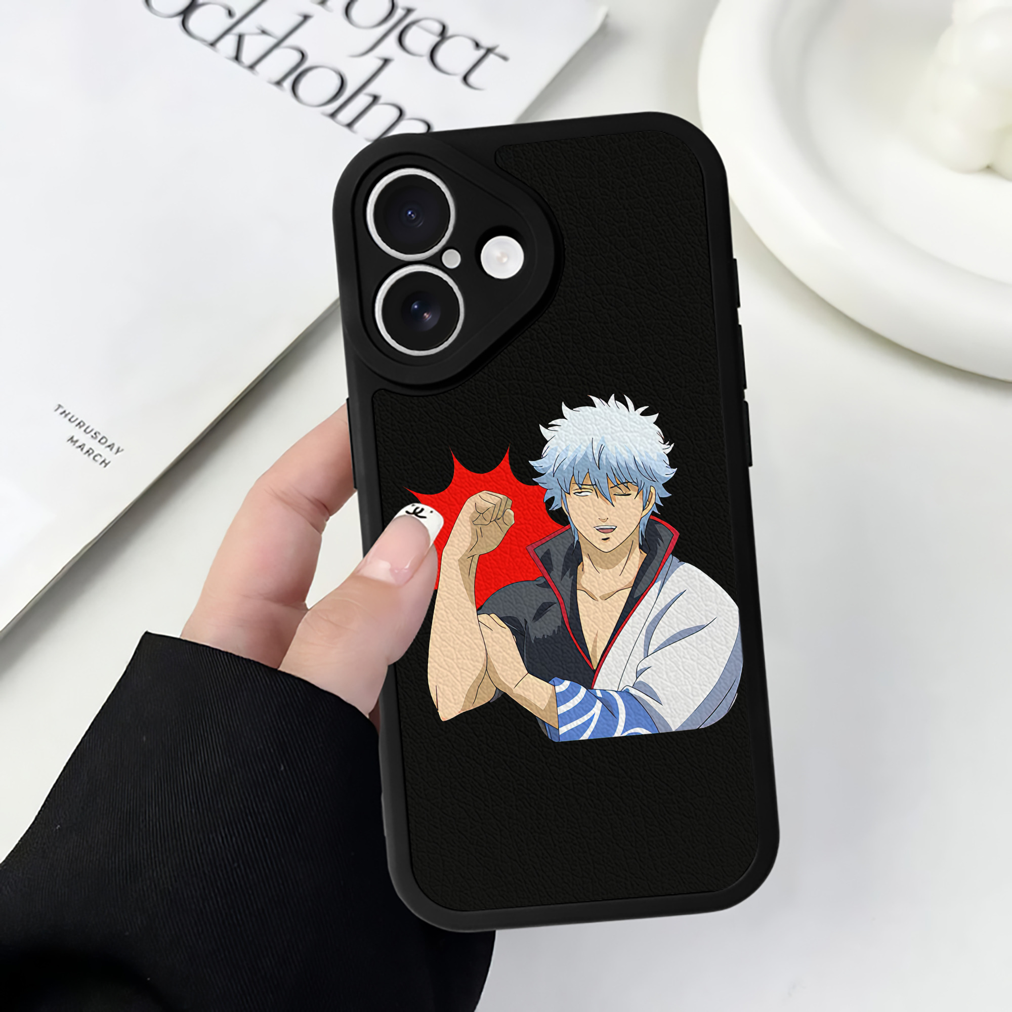 （画像用） ぎんたま 坂田銀時（さかたぎんとき） 神楽 志村新八（しむら しんぱち） GINTAMA Sakata Gintoki Kagura Shimura Shinpachi 【iPhone 16シリーズ対応】シリコンスマホケース（レザー調） 材質：シリコン